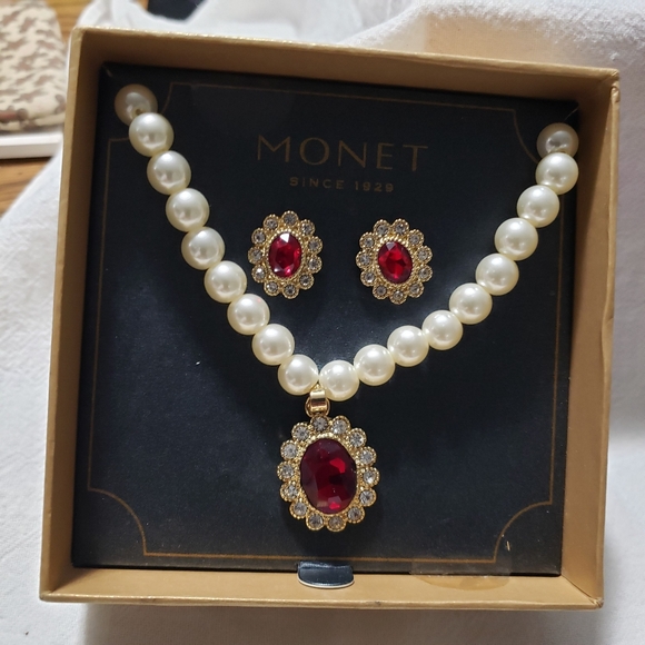 Beautiful Monet Faux Pearl Goldtone Necklace with Matching Pierced Earrings - Picture 1 of 9